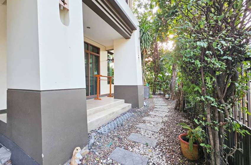 House with Shared Pool in Bangnatrad 